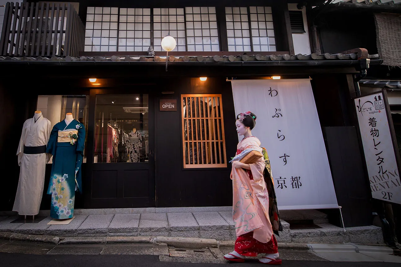 Kimono rental in Kyoto｜Experience Japan Kyoto Through Kimono｜横向きの着物を着た女性