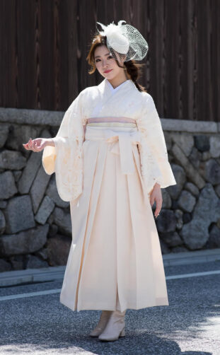 Cream-Colored and All-Lace Gentle Design Kimono and Hakama