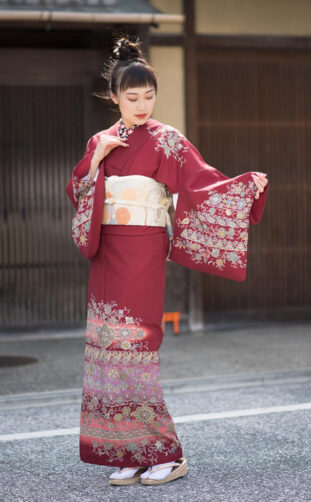鮮やかな赤×花の刺繍衿のレトロモダンなお着物