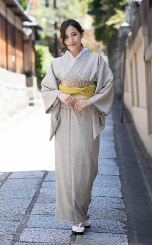 Elegant Beige Kimono with a Woolen Pattern