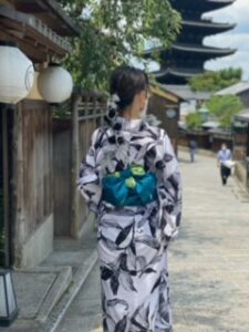 Kimono rental in Kyoto｜Experience Japan Kyoto Through Kimono｜How to Enjoy Wearing a Yukata Comfortably in Kyoto Even in Late Summer 👘