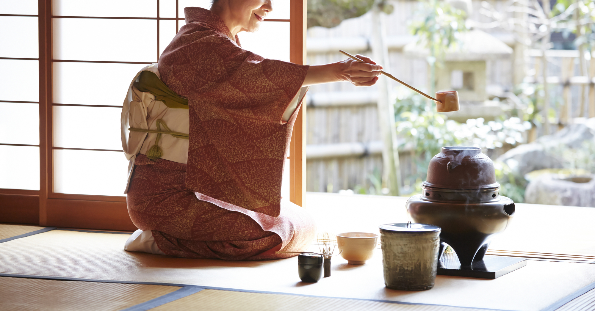 着物を着て京都で茶道体験しませんか。お茶会の着物着付けマナーも解説