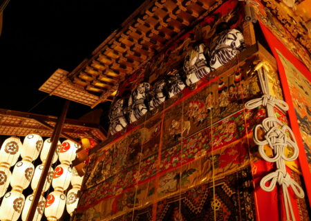 Enjoy a special night stroll with a kimono rental to make Kyoto’s night more gorgeous
