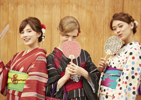 Welcome foreign customers to kimono rental in Gion, Kyoto