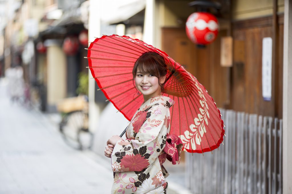 Recommended outside photoshoot spots/Hanamikoji | Kimono rental in ...