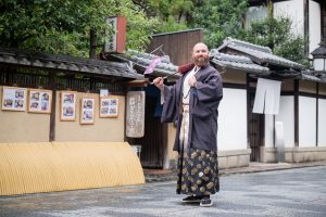 京都でキメる！メンズ袴スタイルで街歩き 👘✨ ～シンプルから豪華絢爛まで～