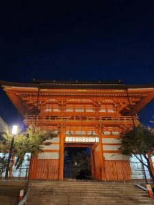 夜の京都が魔法に染まる✨知恩院ライトアップ×着物で過ごす特別な秋