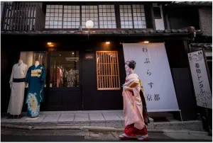 Kimono rental in Kyoto|Experience Japan Kyoto Through Kimono|Is Kyoto Kimono Rental Worth It? Real Traveler Questions, Tips, and Insider Guide