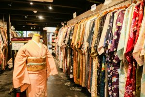 Kimono rental in Kyoto｜Experience Japan Kyoto Through Kimono｜A Gentle Guide to Using the Restroom While Wearing a Kimono 👘